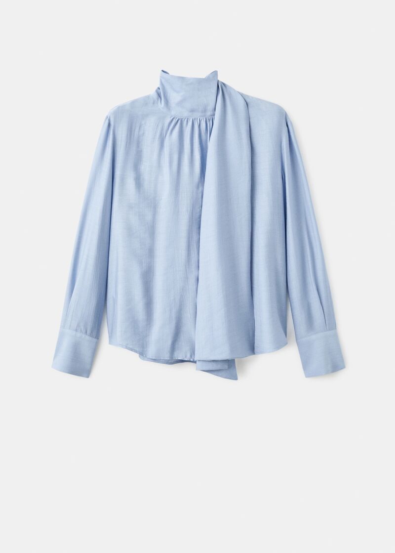 Camisa con lazada.
