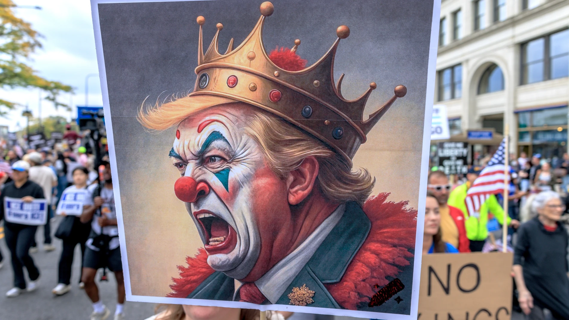 CHICAGO (United States), 18/10/2025.- A person holds a placard depicting US President Donald Trump during a 'No Kings' protests in Downtown Chicago, Chicago, Illinois, USA, 18 October 2025. The protest is part of a nationwide 'No Kings' day of action, opposing what organizers see as authoritarian overreach and threats to democracy under US President Donald J. Trump. (Protestas) EFE/EPA/CRISTOBAL HERRERA-ULASHKEVICH