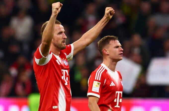 Harry Kane celebra la victoria junto a Kimmich