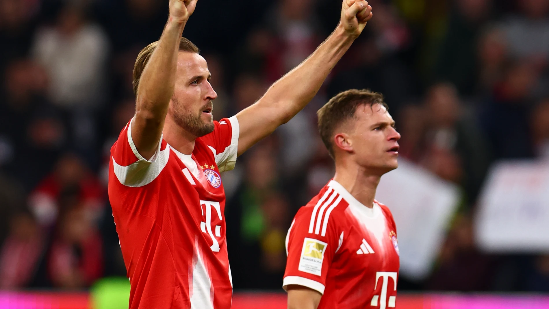 MUNICH (Germany), 18/10/2025.- Harry Kane of Munich (L) and Joshua Kimmich of Munich celebrate after the German Bundesliga soccer match between Bayern Munich and Borussia Dortmund in Munich, Germany, 18 October 2025. (Alemania) EFE/EPA/ANNA SZILAGYI CONDITIONS - ATTENTION: The DFL regulations prohibit any use of photographs as image sequences and/or quasi-video.