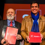 Pedro Sánchez y José Félix Tezanos, durante la presentación del Programa "Sí es sí: Por una nueva socialdemocracia".