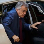 El exsecretario de organizaci&oacute;n del PSOE, Santos Cerd&aacute;n , a su llegada al Tribunal Supremo 