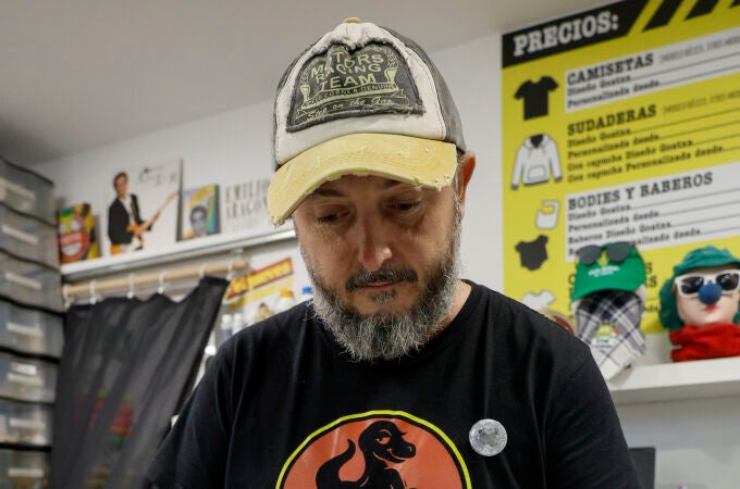 Le intentan robar en la tienda y convierte la cara del ladrón en chapas que agota en horas