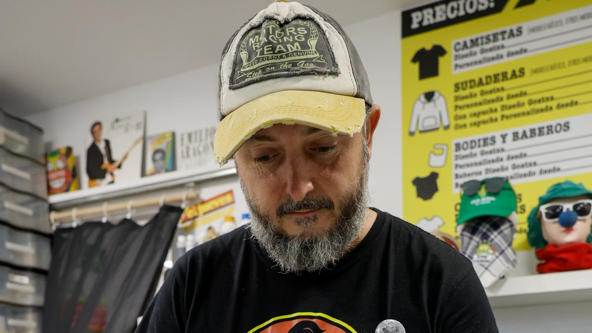 GRAFCVA9894. VALENCIA, 18/10/2025.- El propietario de la tienda 'Goatxa', Juanfran Peñaranda, durante la entrevista con EFE en la que explica como se ha tomado con humor un intento de robo en su local y ha creado chapas con la cara (desdibujada) del ladrón, que ha puesto a la venta por un euro agotándolas en pocas horas. EFE/Kai Försterling