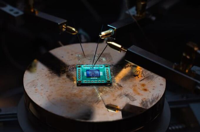 Producción del primer microchip híbrido de 6 capas
