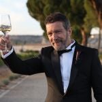 Antonio Banderas brinda por la felicidad de su hija y desvela detalles de la boda