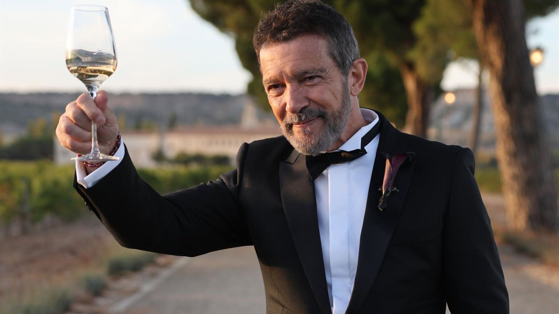 El gesto de Antonio Banderas con la prensa y sus primeras palabras en la  boda de su hija Stella