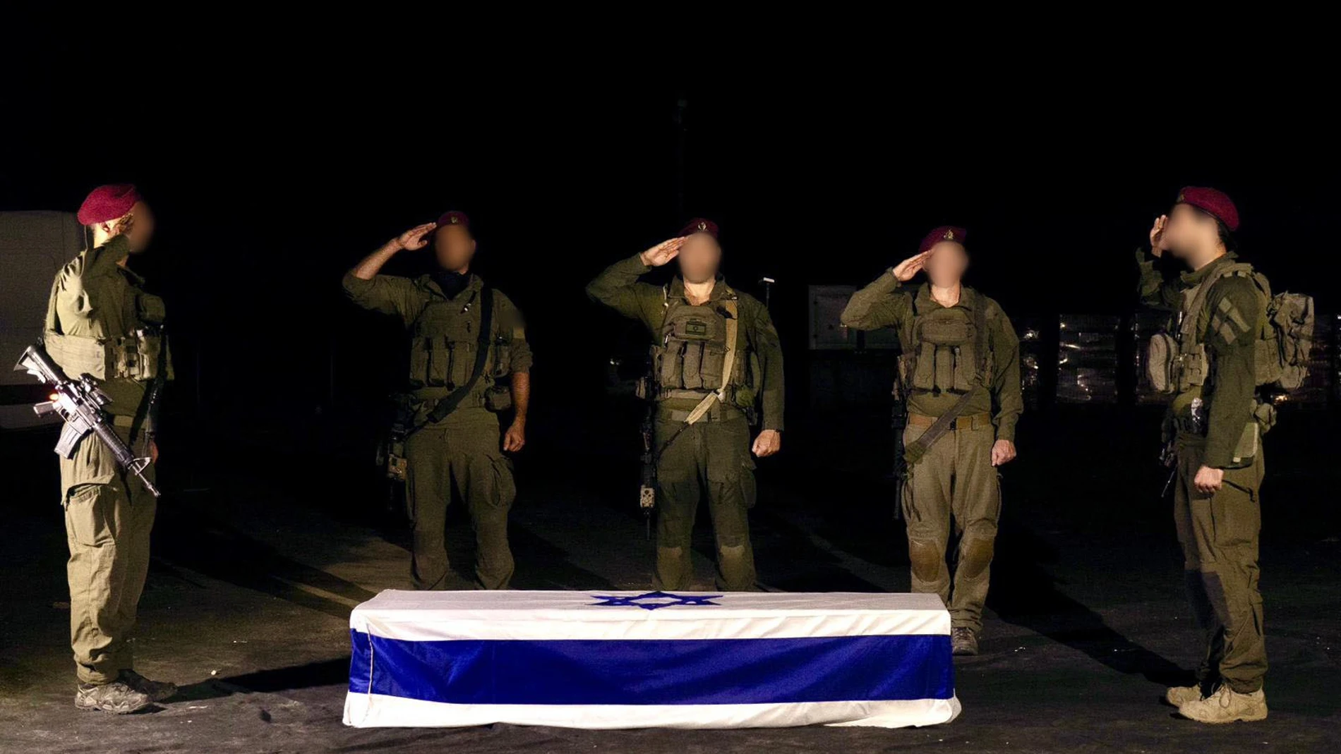 GAZA, 18/10/2025.- Ceremonia llevada a cabo por el ejército Israelí en Gaza en memoria del secuestrado israelí Eliyahu Margalit. El Centro de Medicina Forense Abu Kabir de Yafa (sur de Tel Aviv) identificó durante la noche el cadáver del rehén entregado por Hamás como perteneciente a Eliyahu Margalit, anunció la oficina del primer ministro, Benjamín Netanyahu, este sábado. "Representantes del Ejército informaron a la familia del secuestrado Eliyahu Margalit de que su ser querido había sido de...