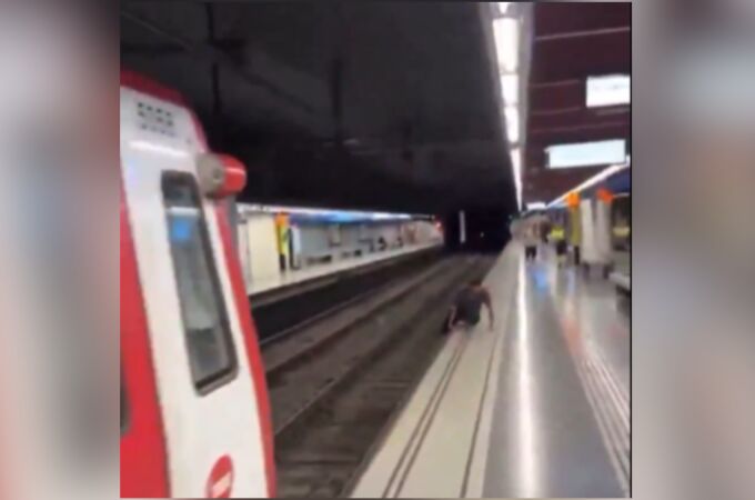 Un hombre, a punto de ser arrollado tras tirarse a las vías del metro de Barcelona Un hombre, a punto de ser arrollado tras tirarse a las vías del metro de Barcelona
