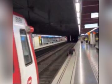 Un hombre, a punto de ser arrollado tras tirarse a las vías del metro de Barcelona