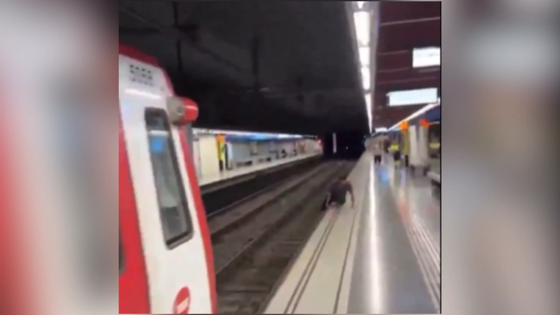 Un hombre, a punto de ser arrollado tras tirarse a las vías del metro de Barcelona