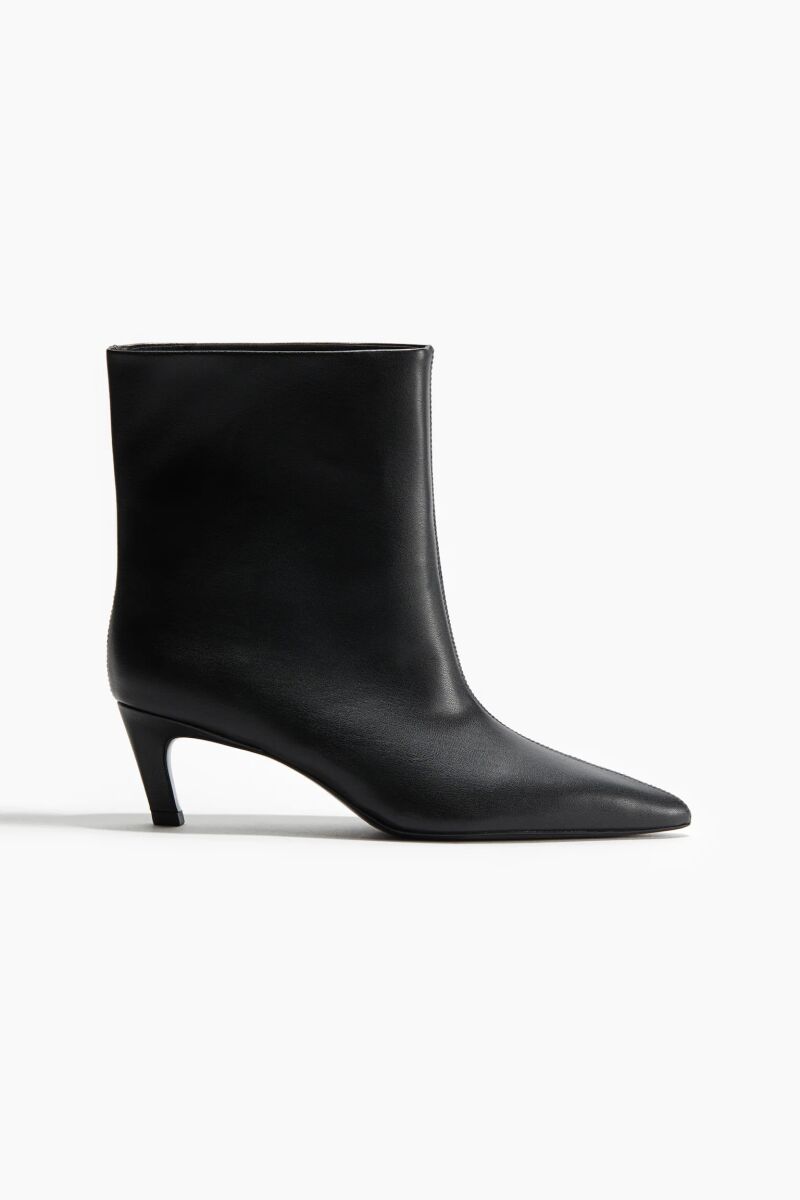 Botines negros.
