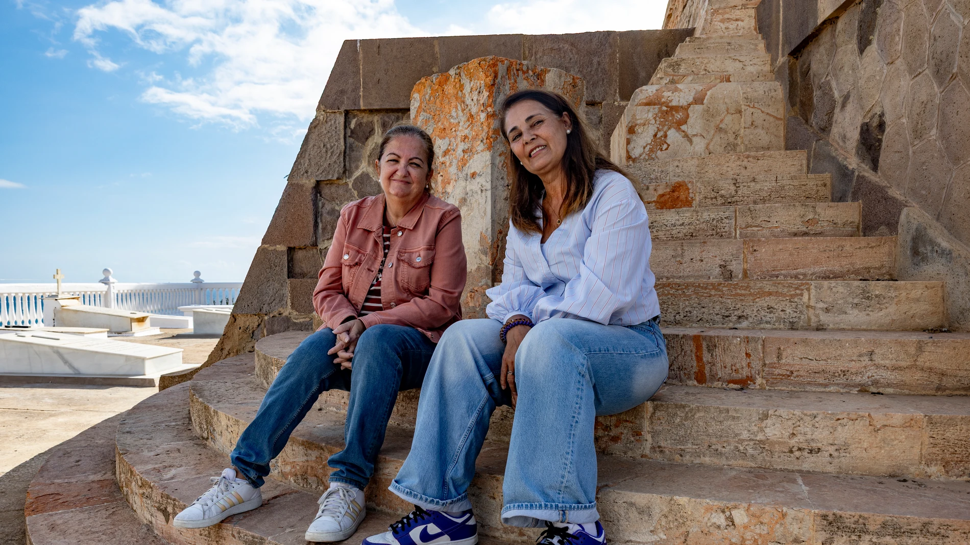MELILLA, 18/10/2025.- Las historiadoras Elena Fernández (i) e Isabel Migallón (d) posan para la Agencia EFE junto al Panteón de los Héroes del Cementerio de la Purísima Concepción de Melilla. El desembarco de Normandía, uno de los elementos clave para la victoria aliada en Europa durante la Segunda Guerra Mundial, tuvo su antecedente en una gesta militar española de la que acaba de cumplirse su centenario: el desembarco de Alhucemas. Dos historiadoras de Melilla se han propuesto “sacar del ol...