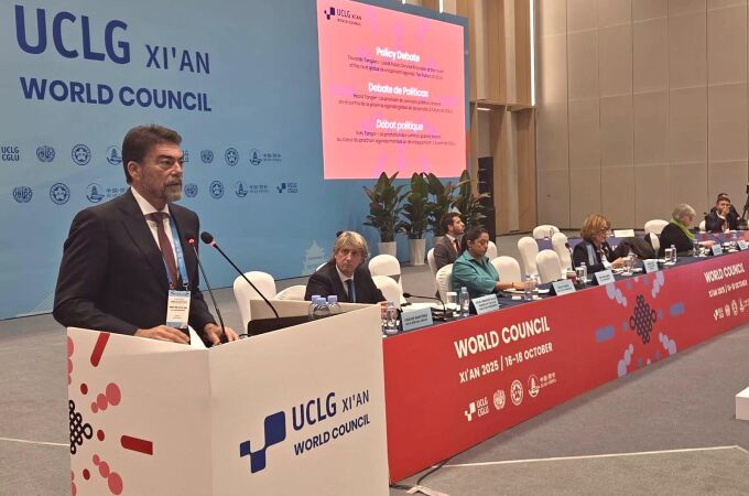 Barcala reclama en la Cumbre Mundial de Ciudades en China una financiación justa para los municipios