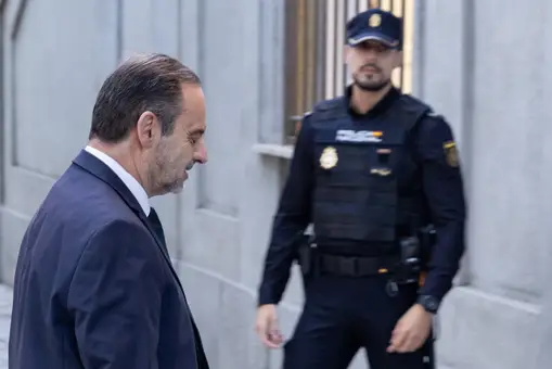 El juez da el primer paso para enviar al banquillo a Ábalos, Koldo y Aldama por la pieza principal de la trama El juez da el primer paso para enviar al banquillo a Ábalos, Koldo y Aldama por la pieza principal de la trama