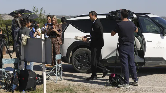 El gesto de Antonio Banderas con la prensa y sus primeras palabras en la boda de su hija Stella