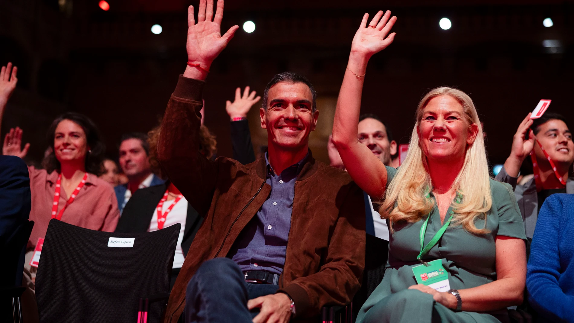 GRAF6454. ÁMSTERDAM (PAÍSES BAJOS), 18/10/2025.- El secretario general del PSOE y presidente del Gobierno, Pedro Sánchez (i), durante la clausura del Congreso del PES, Progressive Mobilisationen Ámsterdam, Países Bajos, este sábado. Sánchez defendió este sábado en el Congreso del Partido de los Socialistas Europeos (PSE) que haya un salario mínimo común para todos los países de la Unión Europea (UE). EFE/PSOE/SÓLO USO EDITORIAL/SÓLO DISPONIBLE PARA ILUSTRAR LA NOTICIA QUE ACOMPAÑA (CRÉDITO ...