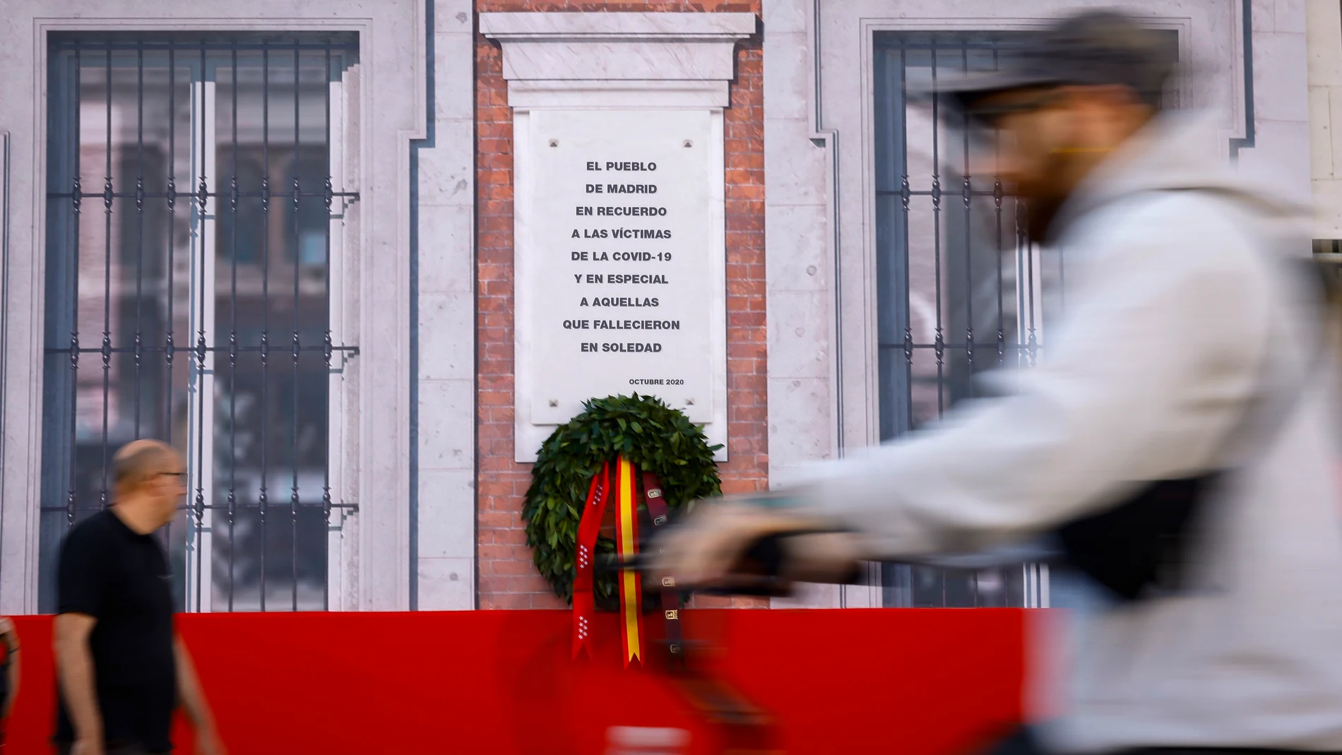 La Comunidad coloca la corona de laurel en la Real Casa de Correos en recuerdo a las víctimas del Covid-19 REMITIDA / HANDOUT por COMUNIDAD DE MADRID Fotografía remitida a medios de comunicación exclusivamente para ilustrar la noticia a la que hace referencia la imagen, y citando la procedencia de la imagen en la firma 18/10/2025