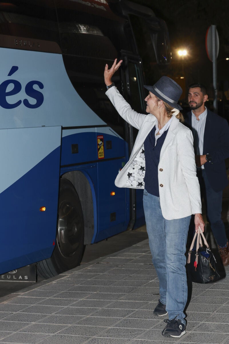 La Infanta Elena con zapatillas Ecoalf.