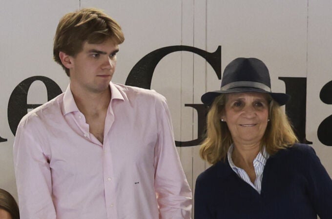 El look de la Infanta Elena en un partido de la liga Asobal en Guadalajara.