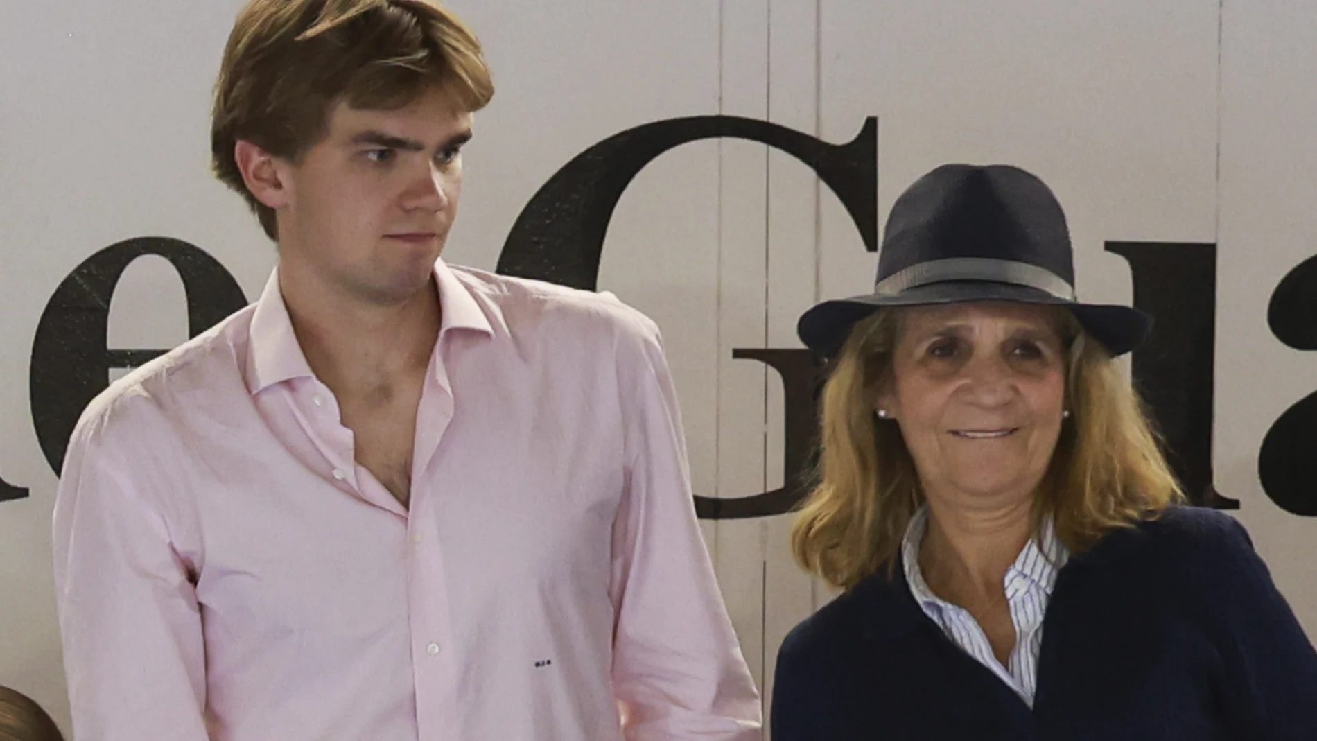 El look de la Infanta Elena en un partido de la liga Asobal en Guadalajara.