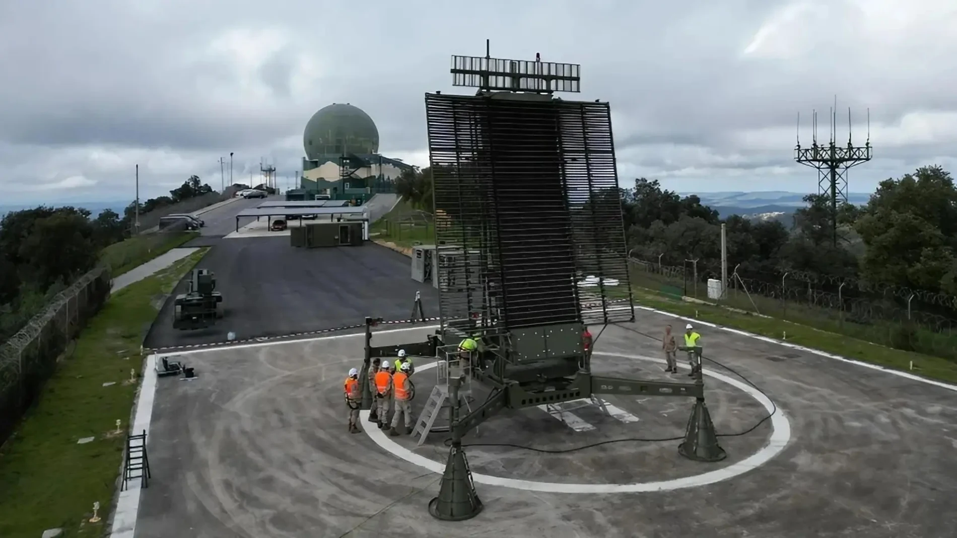 El radar Lanza LTR-25 se utiliza para mejorar la imagen de la situación aérea y para apoyar el control del tráfico aéreo y la vigilancia del espacio