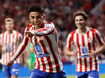 ATLÉTICO DE MADRID / OSASUNA MADRID, 18/10/2025.- El delantero argentino del Atlético de Madrid, Thiago Almada, celebra el primer gol del equipo rojiblanco durante el encuentro correspondiente a la jornada 9 de Laliga EA Sports que disputan hoy sábado Atlético de Madrid y Osasuna en el estadio Metropolitano, en Madrid. EFE / Sergio Pérez.
