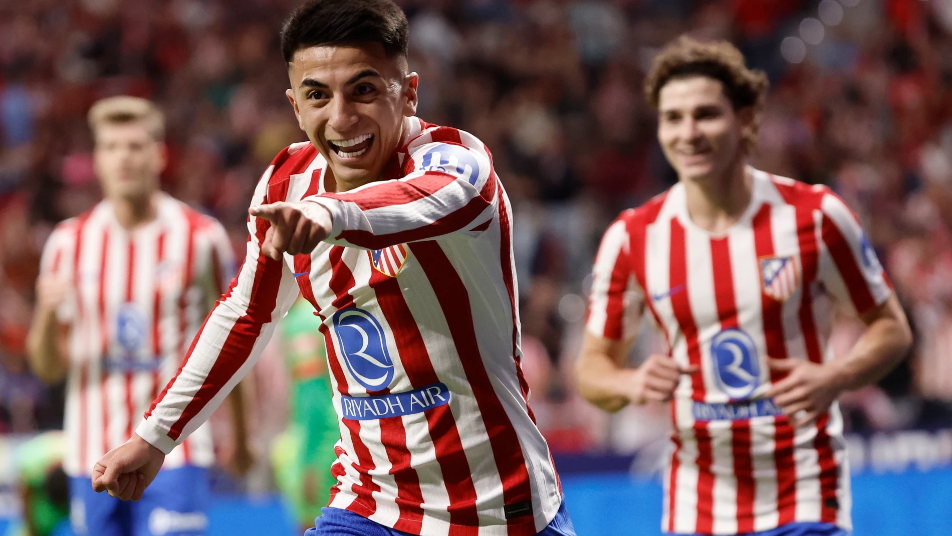 MADRID, 18/10/2025.- El delantero argentino del Atlético de Madrid, Thiago Almada, celebra el primer gol del equipo rojiblanco durante el encuentro correspondiente a la jornada 9 de Laliga EA Sports que disputan hoy sábado Atlético de Madrid y Osasuna en el estadio Metropolitano, en Madrid. EFE / Sergio Pérez.