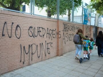 Pintadas en la fachada del Colegio Irlandesas Loreto
