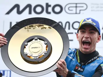 Raúl Fernández, en el podio de Phillip Island Raul Fernandez of Spain for Trackhouse Racing celebrates after winning the MotoGP at the Australian Motorcycle Grand Prix at Phillip Island, Australia, Sunday, Oct. 19, 2025. (Joel Carrett/AAPImage via AP)
