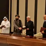 Las delegaciones de Afganistán y Pakistán junto con representantes de los países mediadores Turquía y Qatar en la capital de este último, Doha.