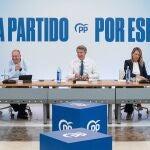 Feijóo despliega su alternativa en vivienda, inmigración o autónomos para diferenciarse de Vox y atraer a clases medias