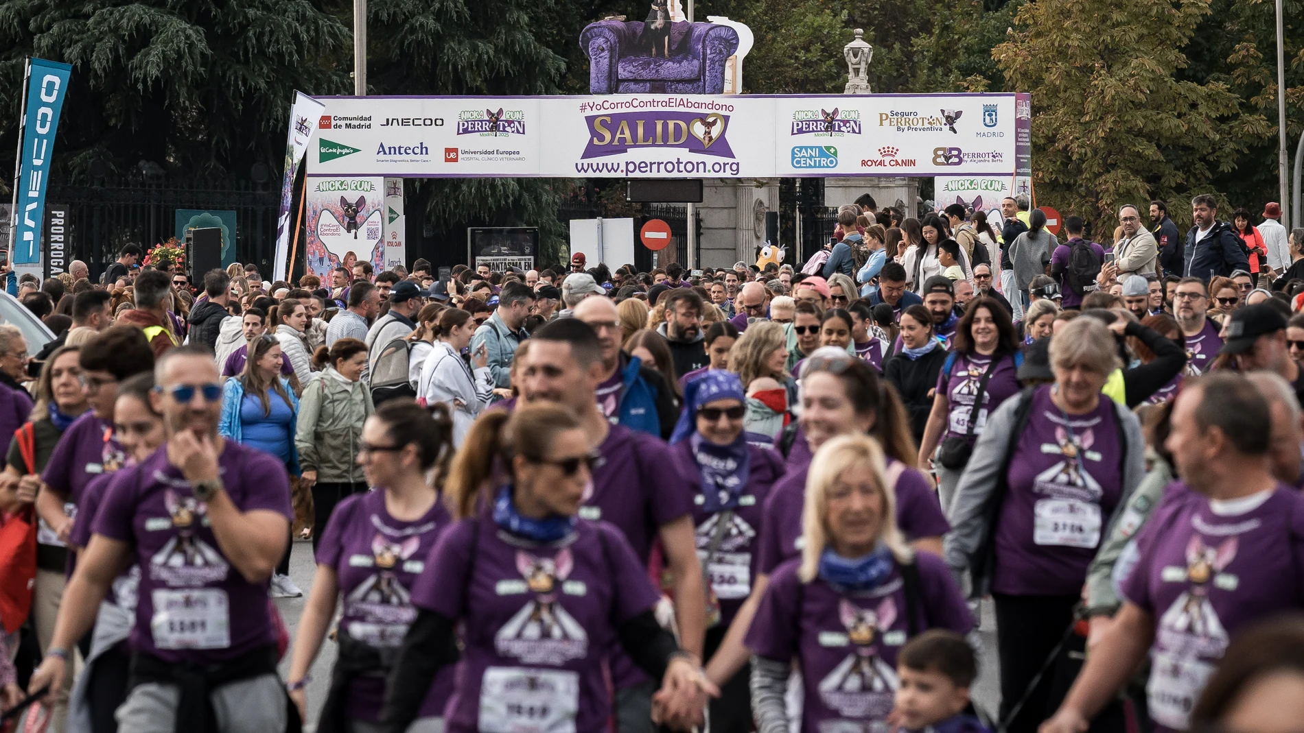Corredores con sus mascotas participan en el Perrotón Madrid 2025, a 19 de octubre de 2025, en Madrid (España). La Perrotón es una carrera solidaria que tiene como objetivo concienciar sobre la adopción y tenencia responsable de animales de compañía y contra el abandono y maltrato animal. Durante el evento, los participantes recorren con sus perros una distancia de aproximadamente 4,5 kilómetros. 19 OCTUBRE 2025;CARRERA POPULAR;MASCOTAS;PERROS Diego Radamés / Europa Press 19/10/2025