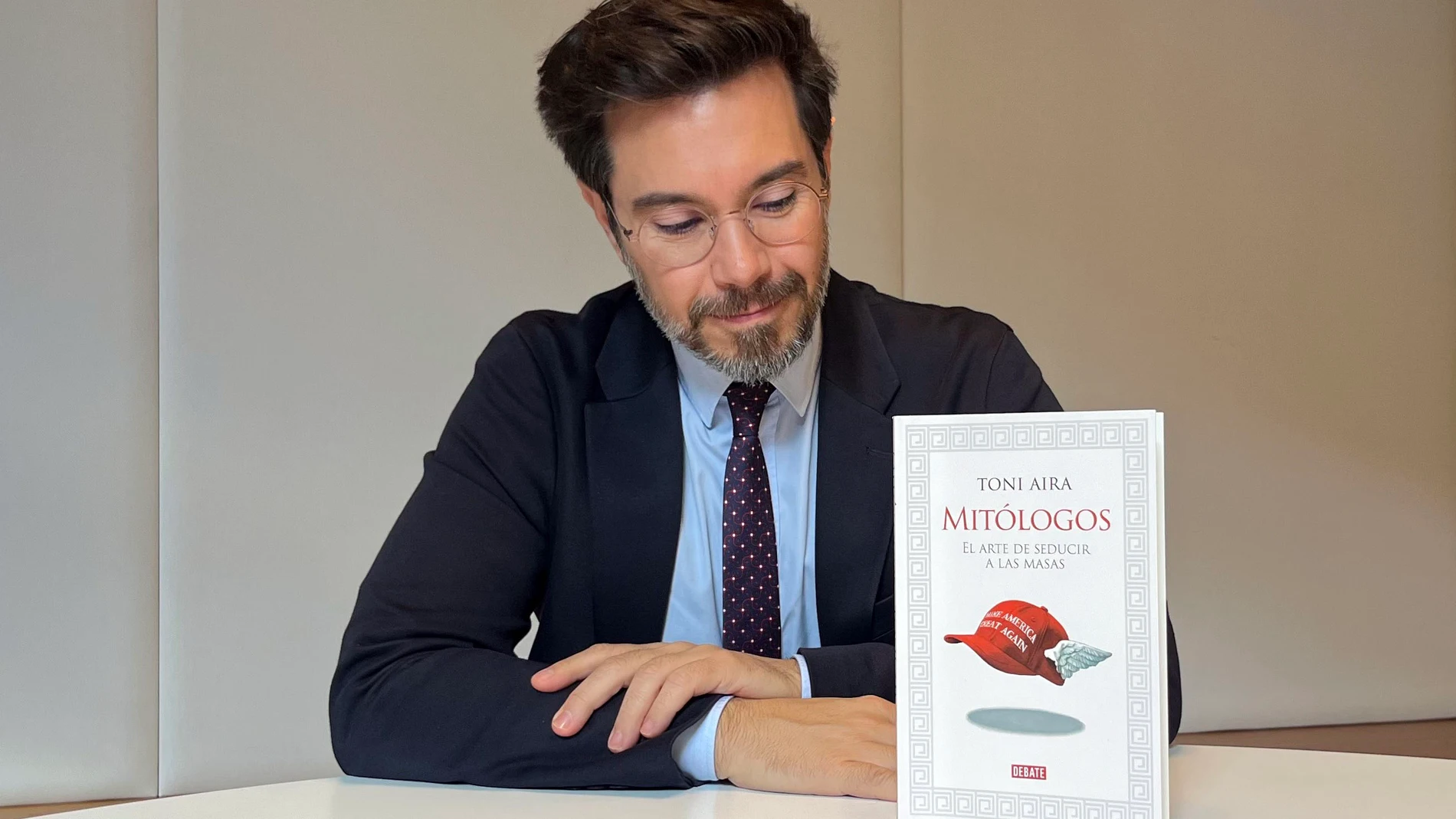 GRAFCAT3429. BARCELONA, 18/10/2025.- El politólogo Toni Aira 'viaja' a la Antigua Grecia para analizar, en su nuevo ensayo, doce "mitos vivientes políticos" actuales, como el presidente del Gobierno, Pedro Sánchez, al que compara con Odiseo, o la líder de la Comunidad de Madrid, Isabel Díaz Ayuso, que equipara a la diosa Némesis. EFE/Enric Sitjà