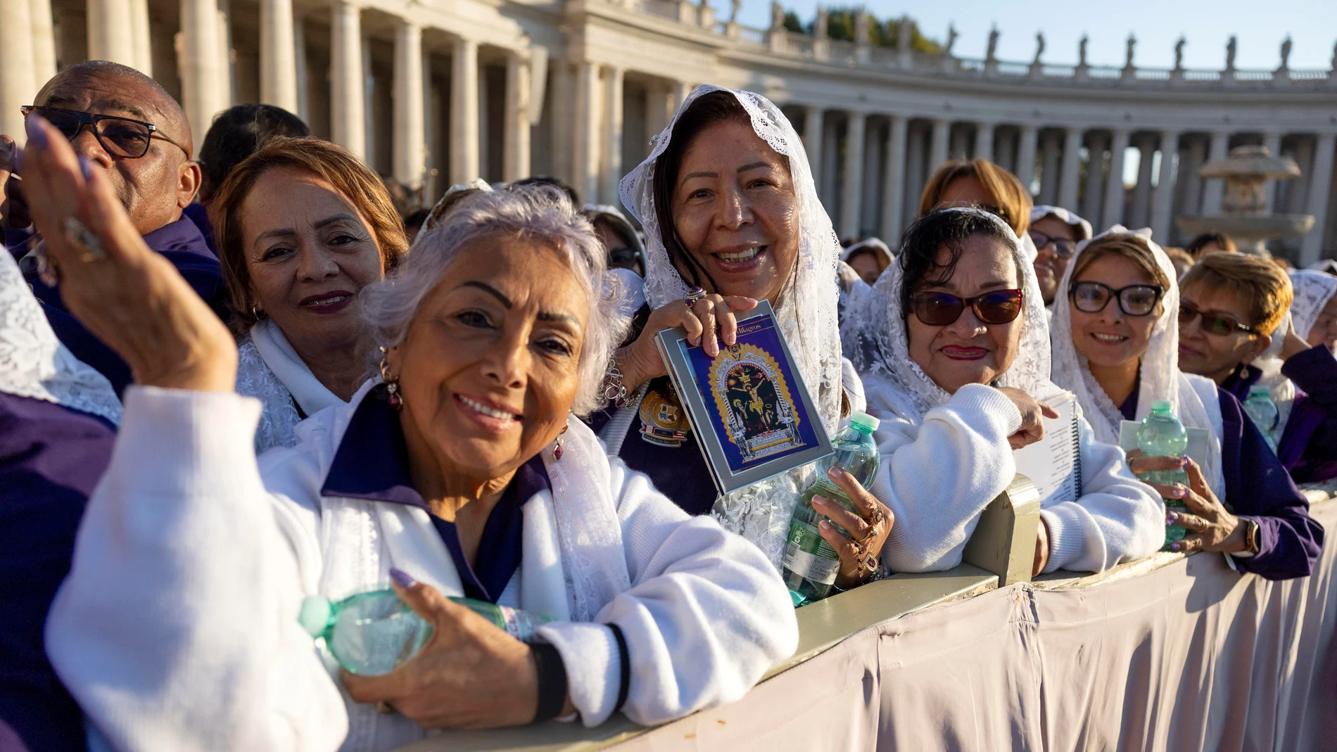 Vatican City (Vatican City State (Holy See)), 19/10/2025.- Faithful gather prior to a canonization ceremony at St. Peter's Square, in the Vatican, 19 October 2025. Pope Leo XIV will canonize seven new saints during a ceremony in St. Peters Square on 19 October, including Papua New Guinea's first saint and the first two saints from Venezuela. (Papa, República Guinea, Papúa-Nueva Guinea, Papúa Nueva Guinea) EFE/EPA/MASSIMO PERCOSSI