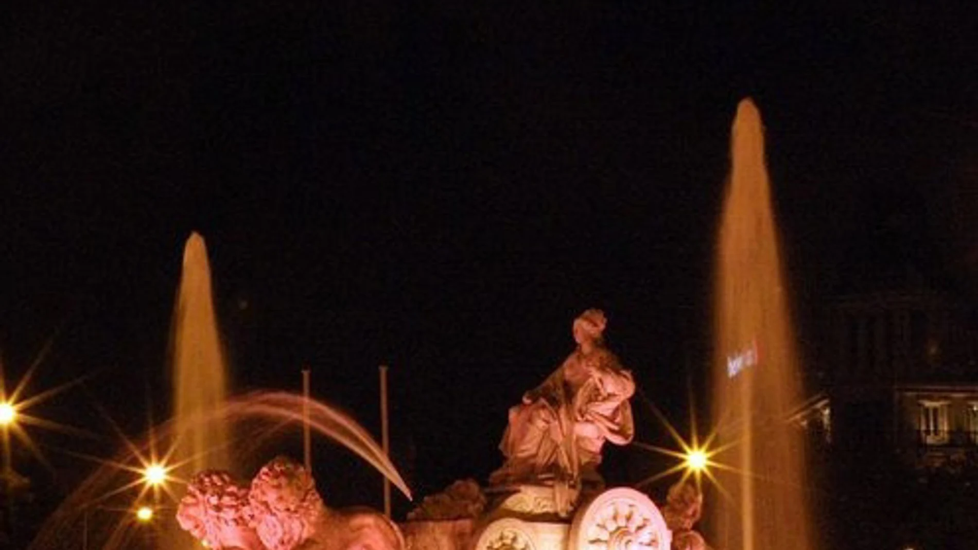 MADRID.-La fuente de Cibeles se ilumina este domingo de color rosa con motivo del Día Mundial contra el Cáncer de Mama