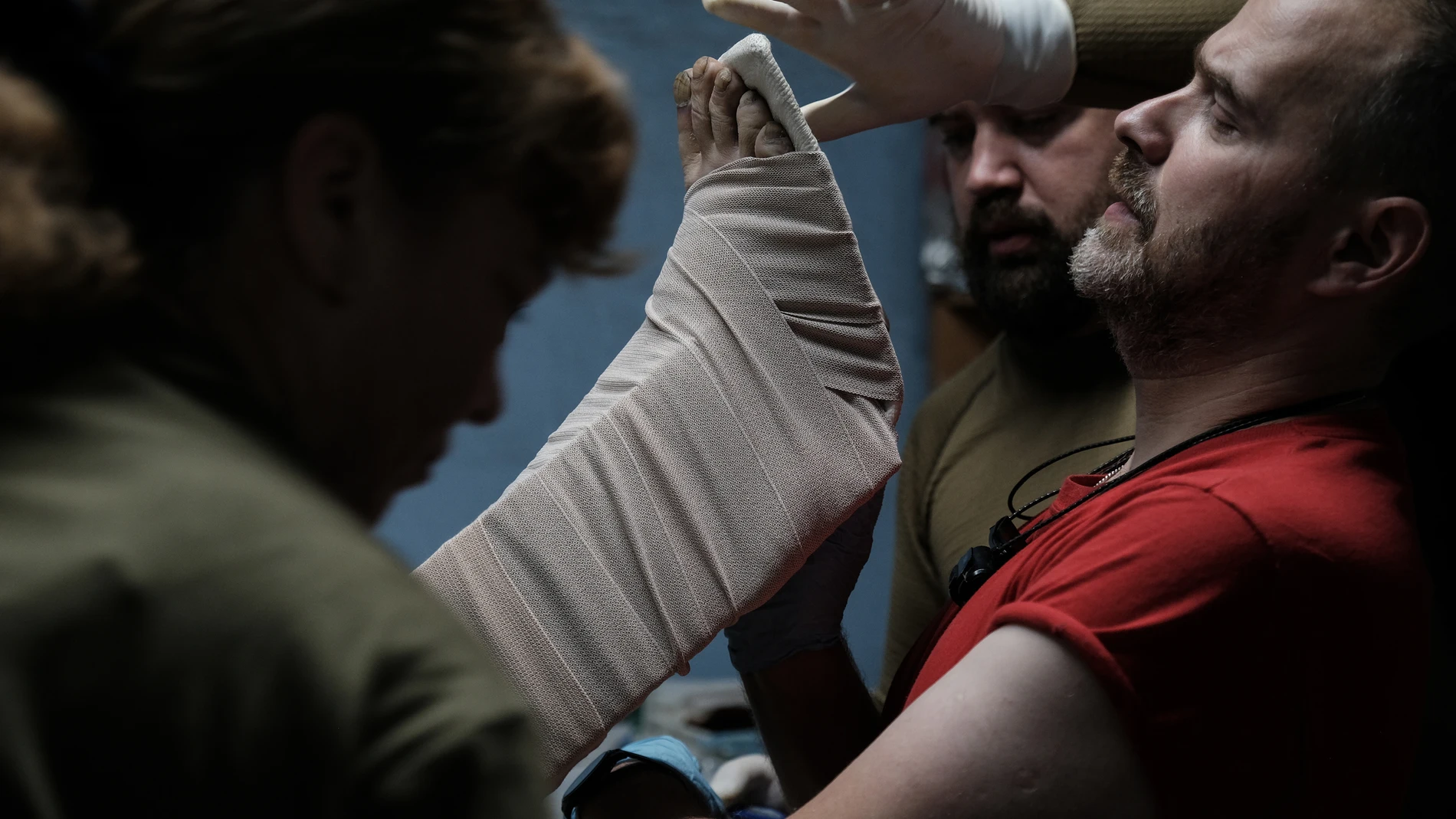 Pokrovsk (Ukraine), 20/10/2025.- Combat medics working at the stabilisation point of the 14th Brigade National Guard Chervona Kalyna treat a Ukrainian infantry soldier who was shot on the Pokrovsk frontline, 20 October 2025. The stabilisation point, which is the closest to the line of contact between the two armies, receives the most seriously injured patients and their job is to stabilise them so that they can be transferred alive to another referral hospital. (Ucrania) EFE/EPA/Maria Senovilla