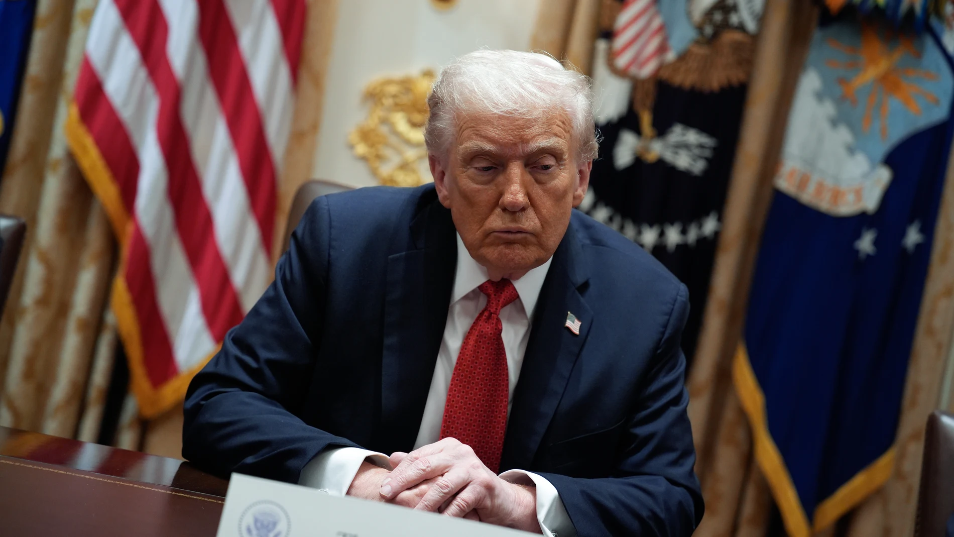 WASHINGTON (United States), 20/10/2025.- US President Donald Trump during a meeting with Australian Prime Minister Anthony Albanese in the Cabinet Room at the White House in Washington, DC, USA, 20 October 2025. EFE/EPA/YURI GRIPAS / POOL