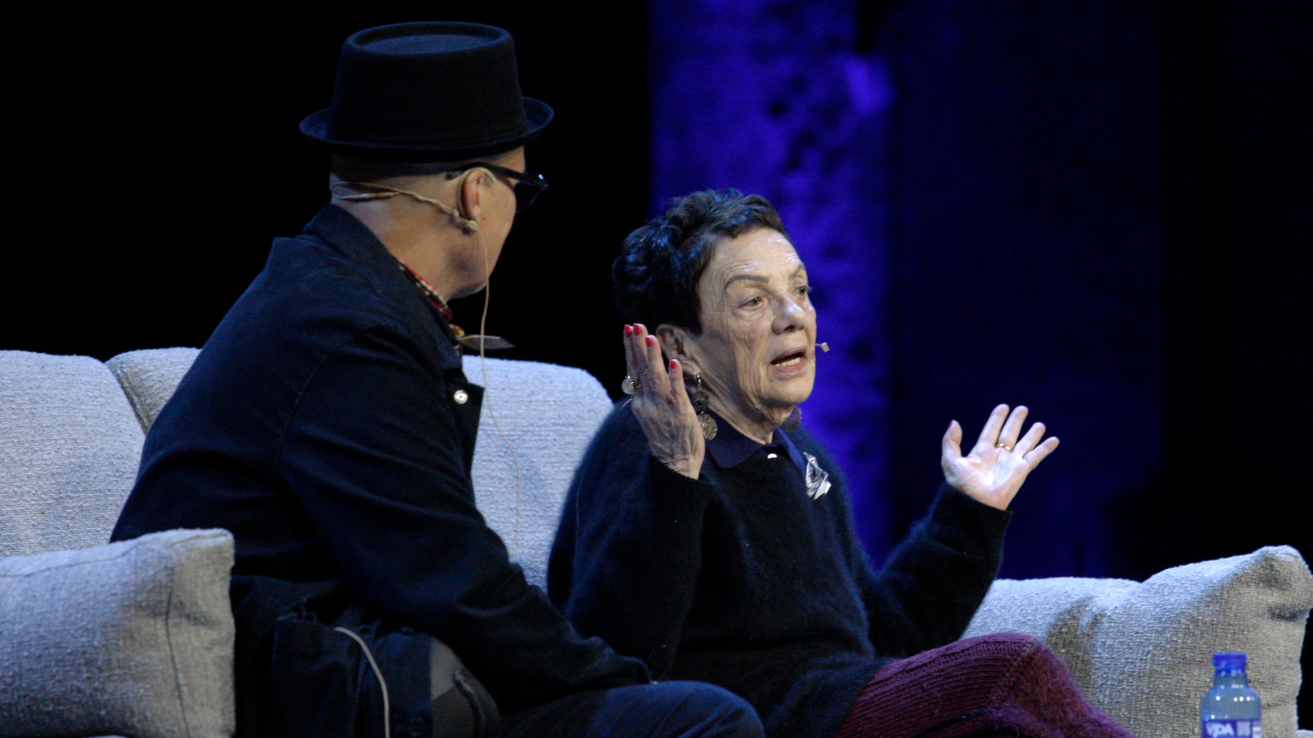 OVIEDO, 20/10/2025.- La fotógrafa mexicana Graciela Iturbide (d), premio Princesa de Asturias de las Artes 2025, mantiene un encuentro con el público este lunes en Oviedo, en el marco de los actos previos a la entrega de galardones el próximo viernes. EFE/Juan González