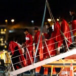 Salvamento rescata a 63 inmigrantes de una neumática a la deriva a 172 kilómetros de Gran Canaria Salvamento rescata a 63 inmigrantes de una neumática a la deriva a 172 kilómetros de Gran Canaria