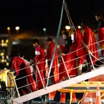 Salvamento rescata a 63 inmigrantes de una neumática a la deriva a 172 kilómetros de Gran Canaria