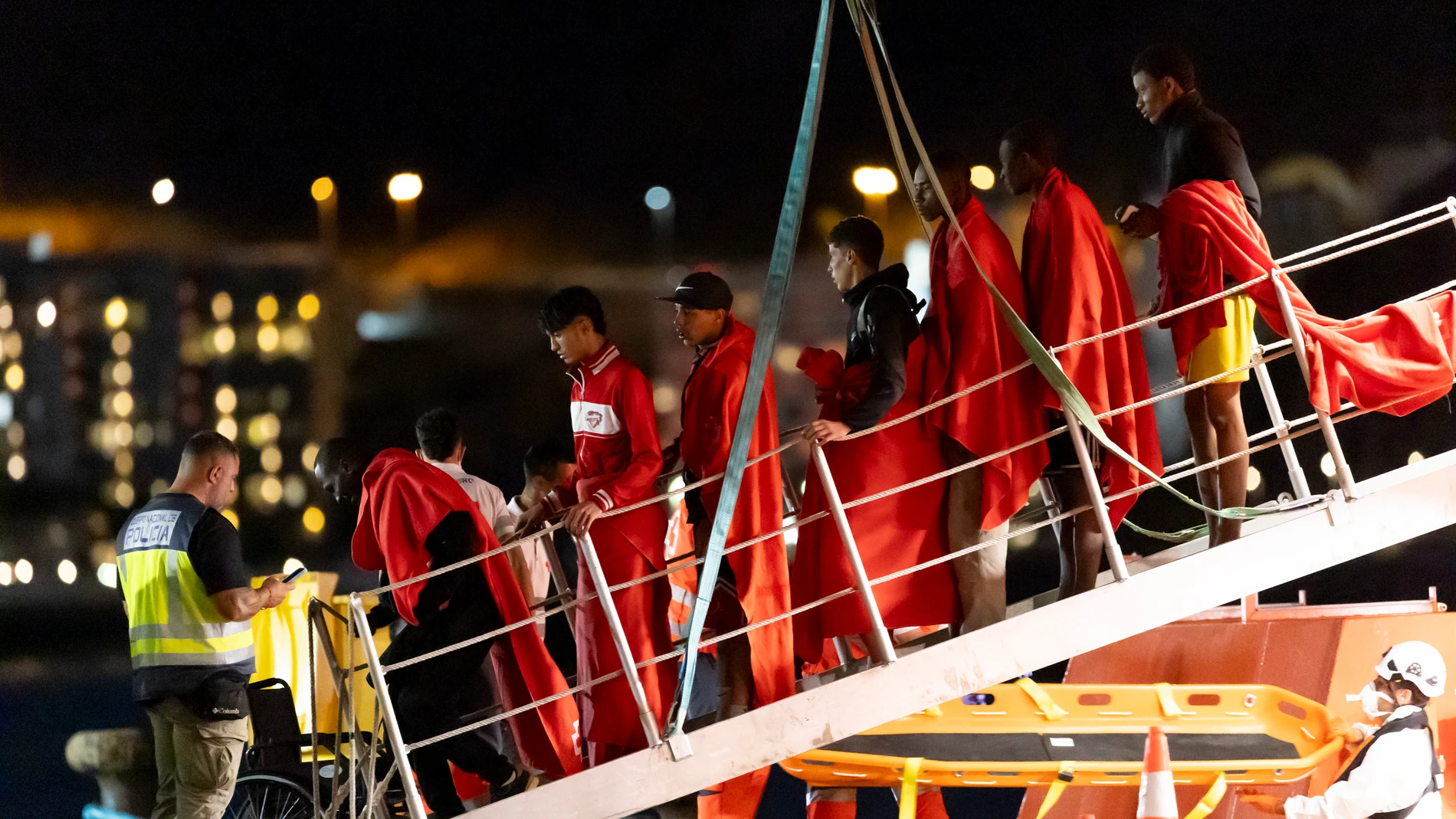 GRAFCAN5737. ARGUINEGUÍN (GRAN CANARIA) (ESPAÑA), 20/10/2025.-. La Guardamar Urania, de Salvamento Marítimo, ha rescatado este lunes a 63 inmigrantes de origen subsahariano y magrebí que se habían quedado a la deriva en una lancha neumática al 172 kilómetros de Gran Canaria, al oeste de Cabo Bojador (Sahara). El grupo incluye a 16 mujeres y dos menores, que han sido trasladados con sus compañeros al puerto de Arguineguín. EFE/Quique Curbelo