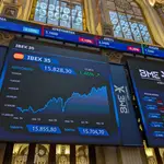 La bolsa española sube 1,46 % y se sitúa en niveles de 2007 al superar los 15.800 puntos