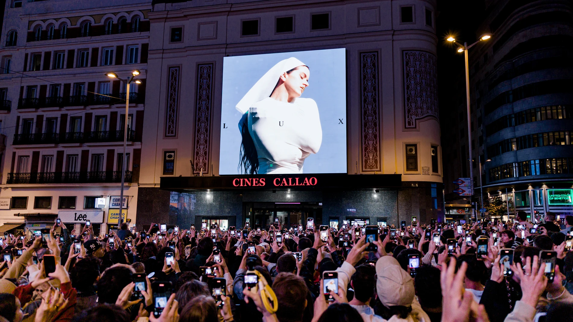 Decenas de personas observan la portada del nuevo álbum de Rosalía, 'Lux', en la plaza de Callao, a 20 de octubre de 2025, en Madrid (España). La cantante catalana Rosalía ha aparecido en la plaza de Callao de Madrid por sorpresa para anunciar su cuarto álbum de estudio se llamará ‘Lux’ que se publicará el 7 de noviembre, después de tres años de la publicación de ‘Motomami’ en 2022. Esto se ha producido después que aparecieran en redes varias imágenes de un anuncio en Times Square de Nueva Yo...