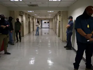 Federal agents monitor immigration court in New York NEW YORK (United States), 20/10/2025.- A visitor waits for the elevator as masked federal officers monitor the hallways outside of immigration court at the Jacob K. Javits Federal Building in New York, New York, USA, 20 October 2025. Detentions of immigrants by federal agents occur almost every working day in the hallways of the immigration courts inside the Javits federal building. (Nueva York) EFE/EPA/SARAH YENESEL