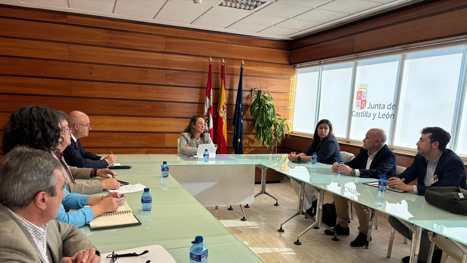 La consejera de Agricultura, Ganadería y Desarrollo Rural, María González Corral, se reúne con los responsables de la Escuela Internacional de Industrias Lácteas (Eilza)