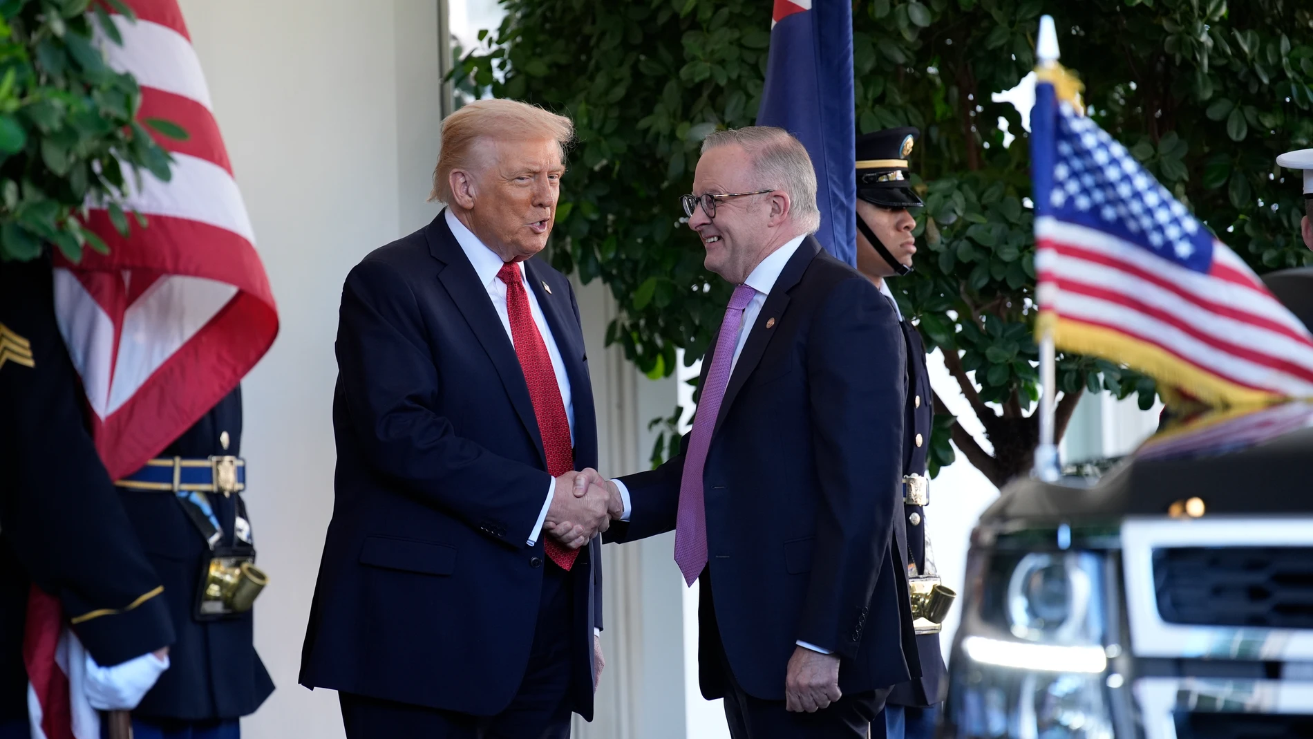 WASHINGTON (United States), 20/10/2025.- US President Donald Trump (L) welcomes Australian Prime Minister Anthony Albanese (R) to the White House in Washington, DC, USA, 20 October 2025. EFE/EPA/YURI GRIPAS / POOL