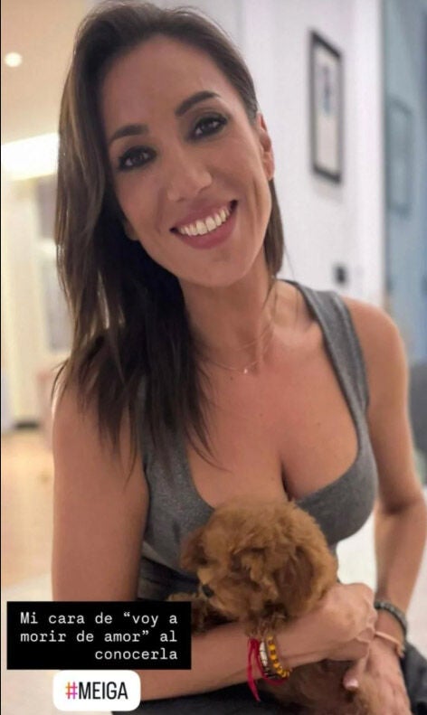 Patricia Pardo con su perrita Meiga