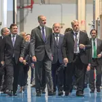 El Rey visita las instalaciones del Grupo Antolón junto a Mañueco, Hereu y Ernesto Antolín