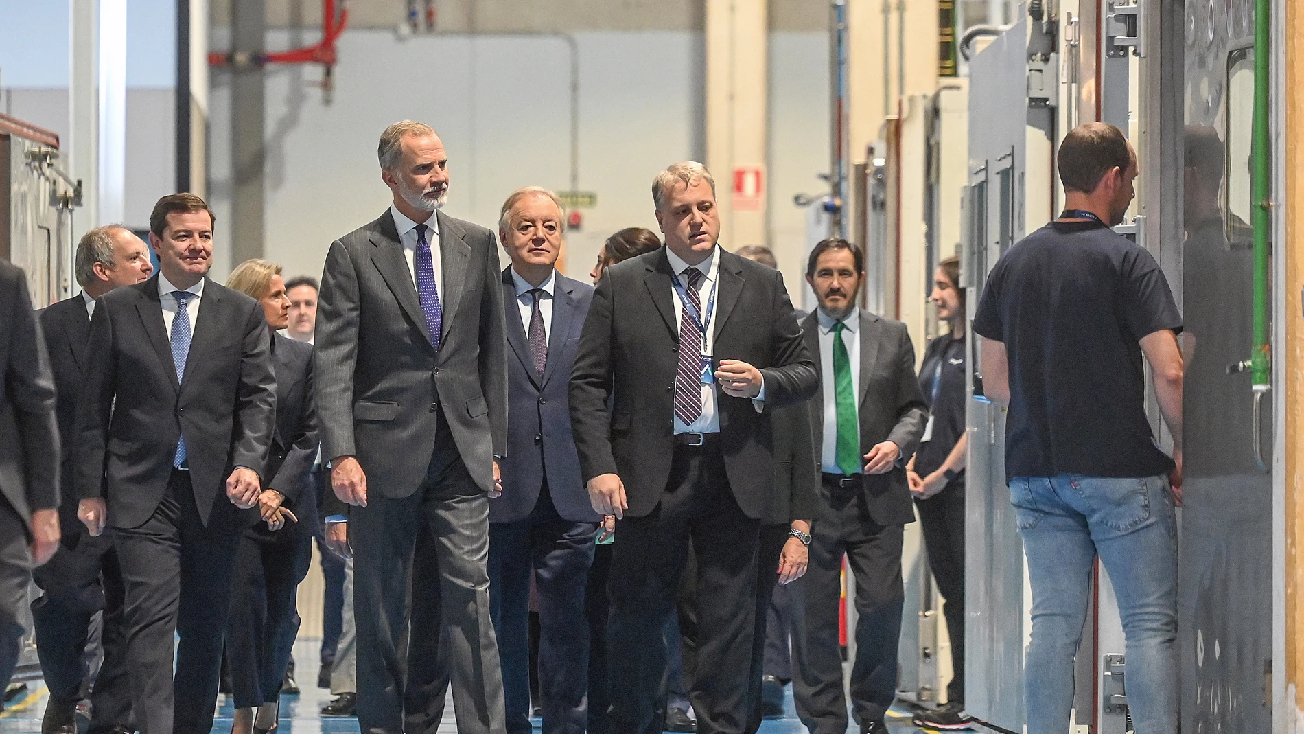 El Rey visita las instalaciones del Grupo Antolón junto a Mañueco, Hereu y Ernesto Antolín
